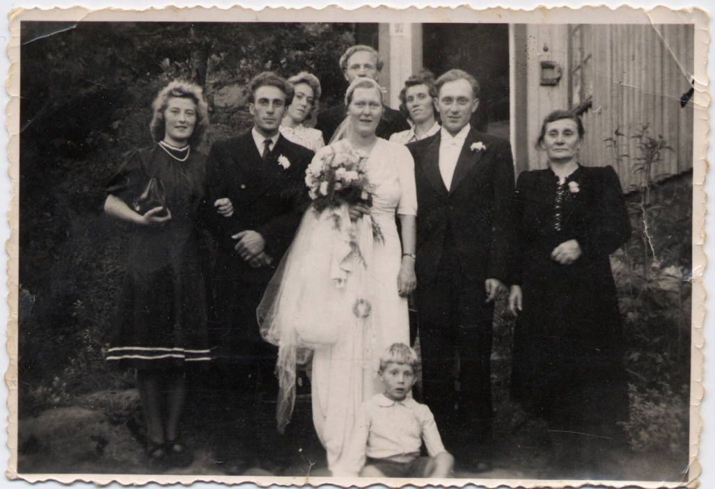 Harry og Thora gifta seg i 1944